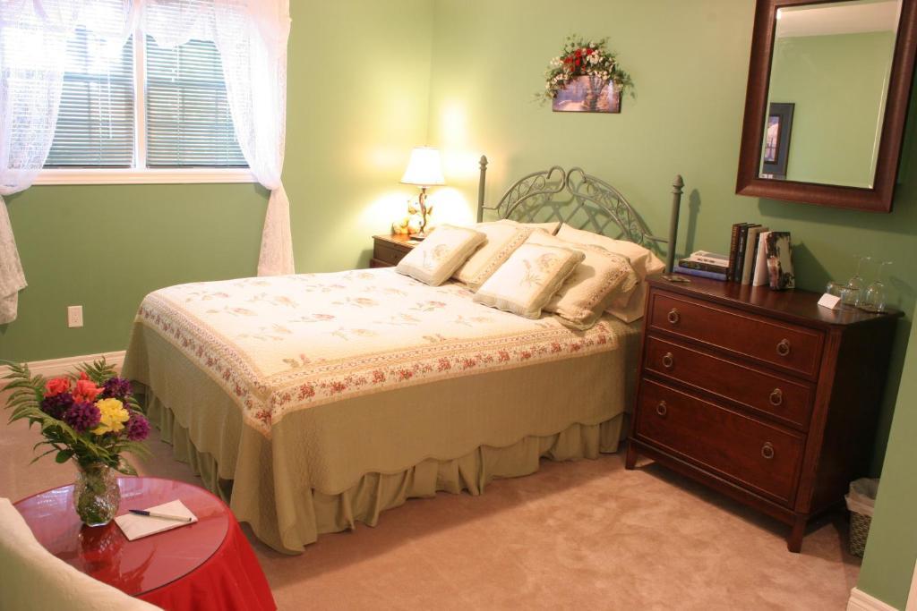A Li'L Bit Of Eden Bed & Breakfast Niagara-on-the-Lake Room photo